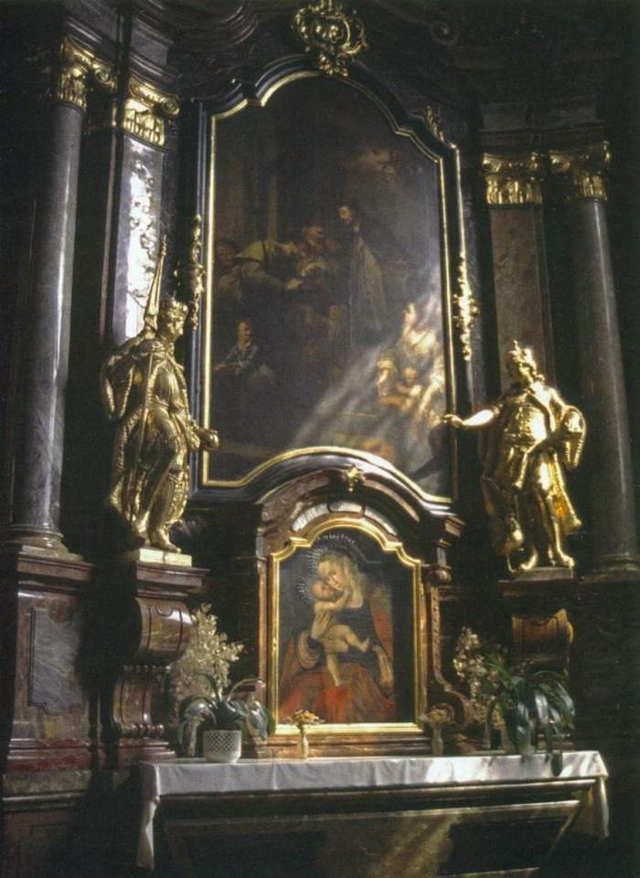 Алтарь собора Святого Николая с изображением Девы Марии, барочной аркой, выполненной маслом картиной и золотыми статуями.